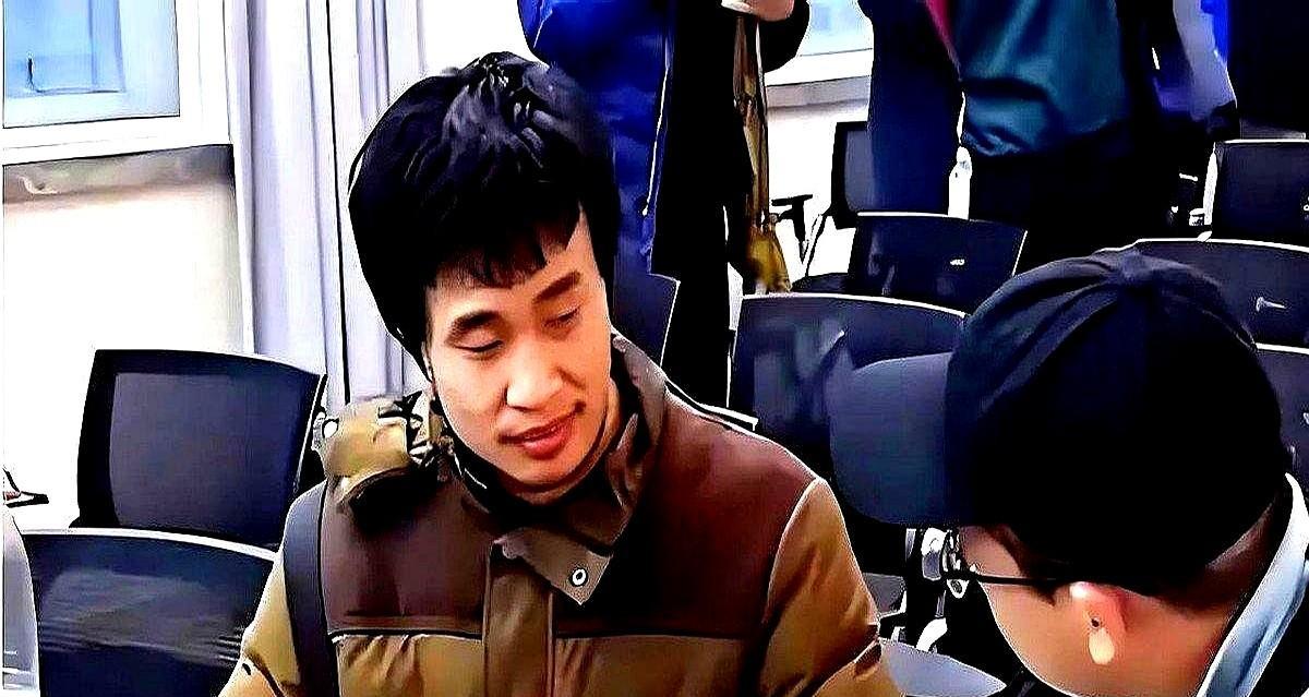 丘成桐比韦东奕强几个档次，为什么丘成桐几乎没有热度？
说到韦东奕，大家可能都想到