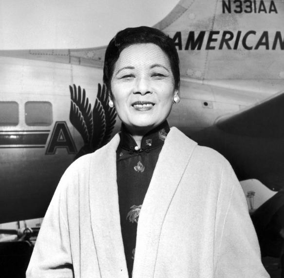 1937年，民众们为了抗日，踊跃捐款购买战斗机，宋美龄手握足以购入1300架飞机