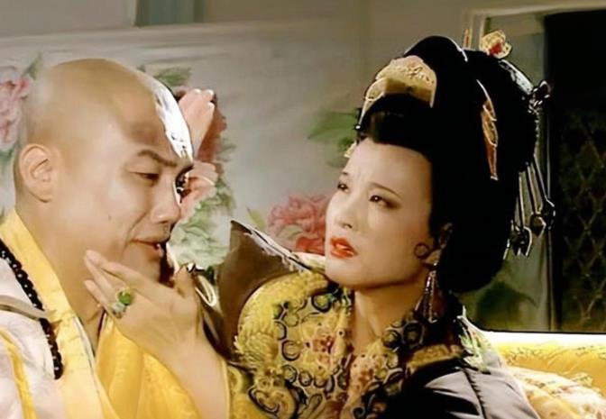 695年，72岁的武则天传33岁的薛怀义进宫侍寝。当薛怀义露出敷衍的表情时，武则