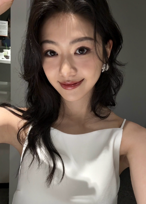 向涵之这明艳风的小妆造，这感觉也是很可以的！