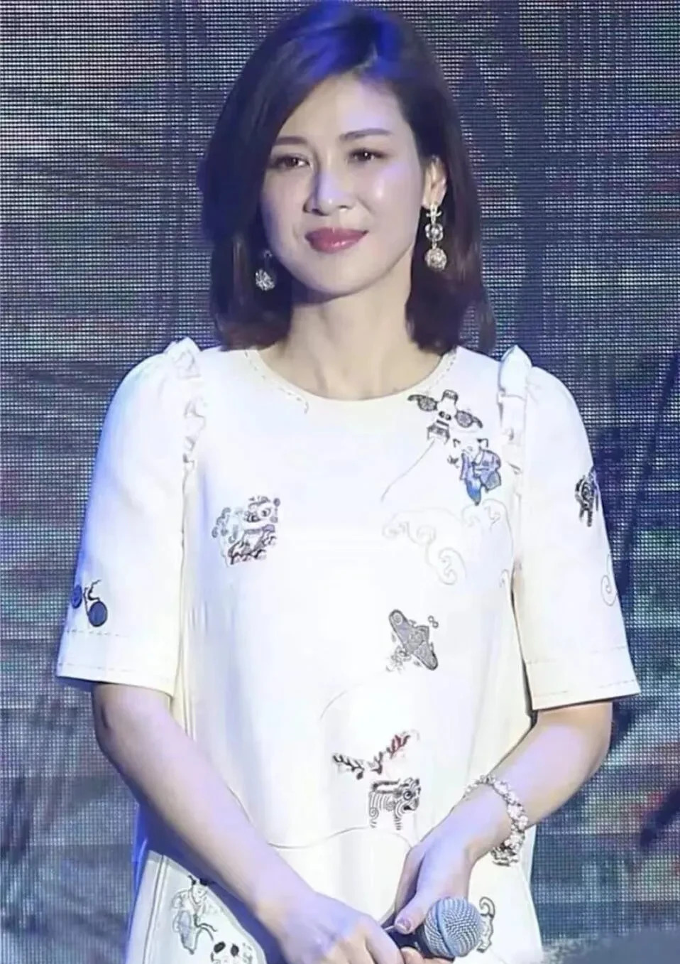 田雨扮演者童蕾近况











怎么回事？这位女演员简直是吃了防腐剂！
