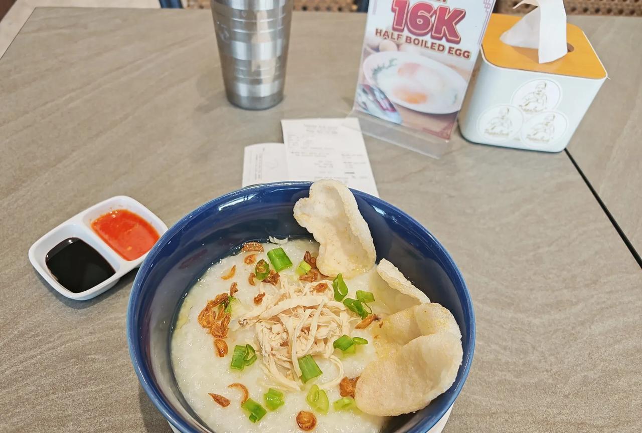 你早餐超过20块钱了吗？
加上服务费，一共是76230元
一顿饭吃了7万，服务员