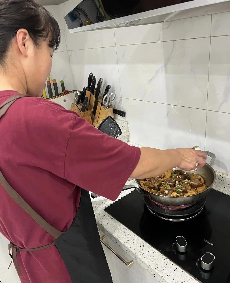 做饭阿姨偷偷带吃的走 到底要不要揭穿
这个做饭阿姨来了几周了，每天三小时打扫加做