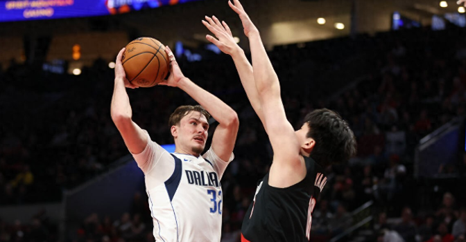 1月1日，NBA官方公布了最新一期的新秀榜，库珀-弗拉格、康-克努佩尔稳居前二，