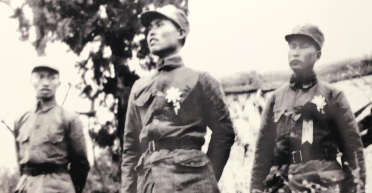 1941年9月狼牙山五壮士幸存者葛振林（左2）、宋学义（左3）在授奖大会上。 