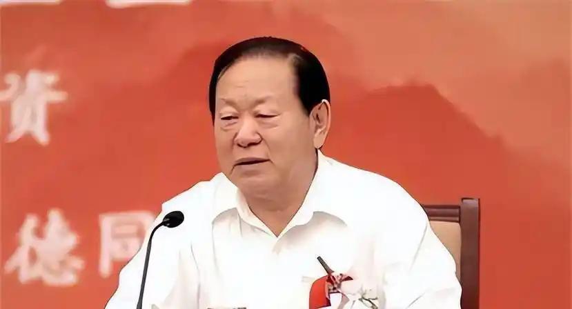 原山西省委书记胡富国退休后，回到了山西长子县老家。无官一身轻的他，平日就喜欢坐在