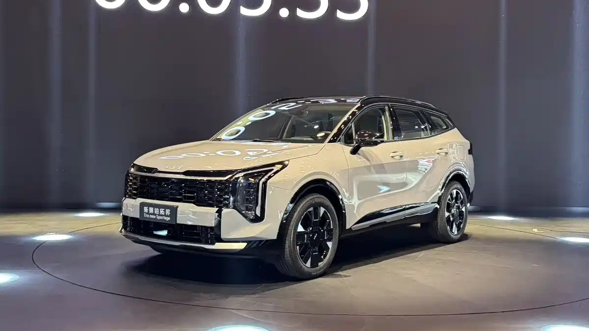新款起亚狮铂拓界到达广州车展展馆，采用最新家族语言