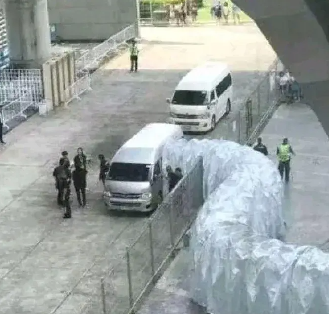 这是干什么呢，安保这么严实