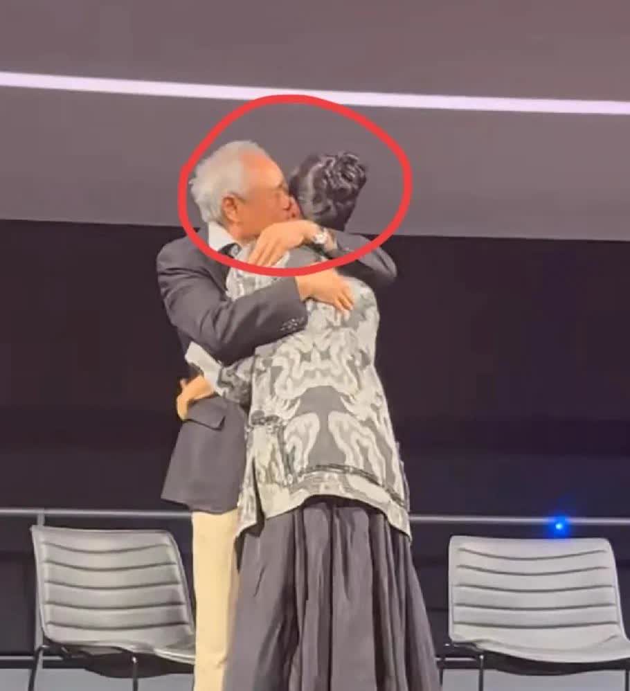 章子怡被李安亲吻，
我太能理解大导演李安了，
他对章子怡的感情，绝对不一般，
