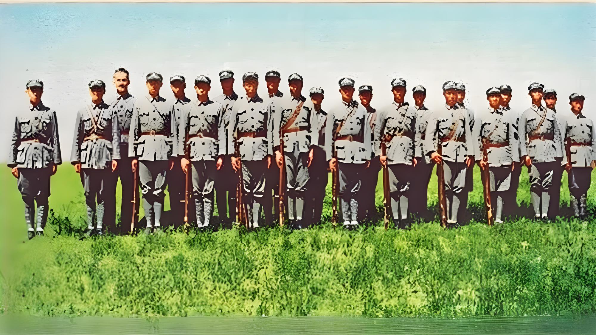 1936年，美国记者埃德加▪斯诺在宁夏与强渡大渡河勇士合影