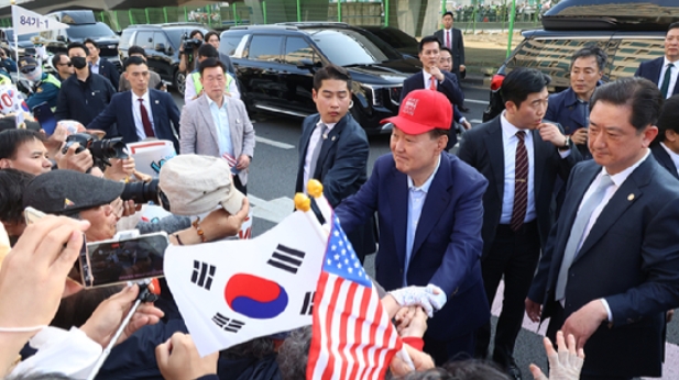 已经被弹劾下台的韩国前总统尹锡悦又跑出来作妖了。他在离开总统官邸返回私人住宅时，