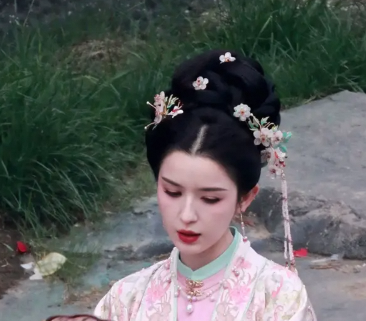 哈妮克孜粉纱戏服拍戏 蹙眉背台词尽显专注之美