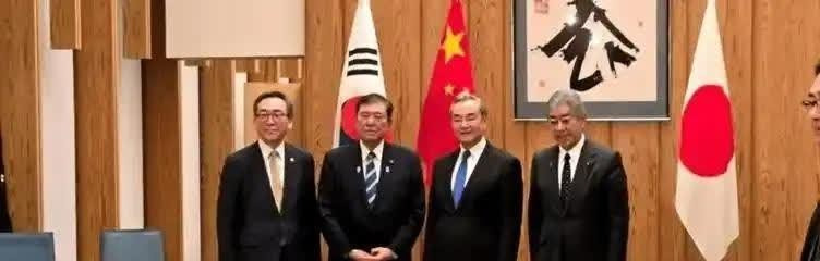 日韩变脸炒作领土纠纷











王毅外长前脚刚走，日韩就立马变脸，跟