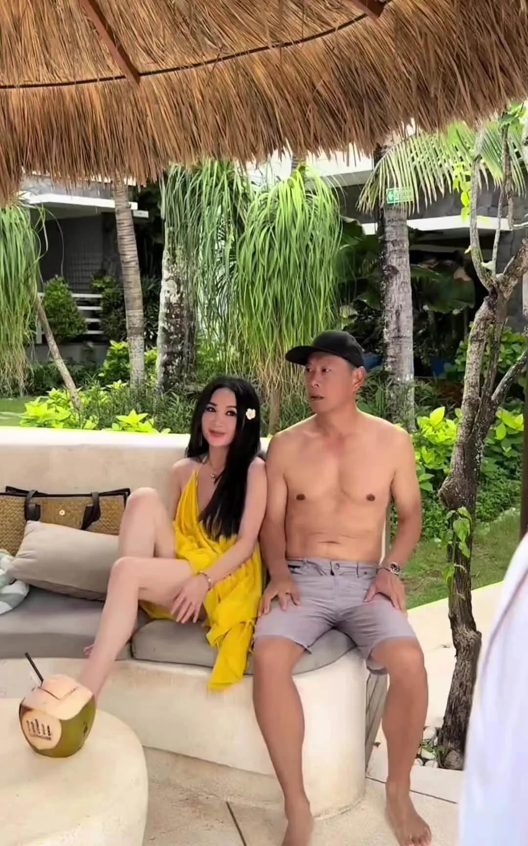 #温碧霞老公扯养子衣领# 这波互动的笑点可能藏在温碧霞的手势里！看她的动作像是在