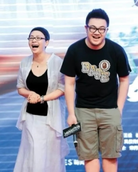 一次，宋丹丹的儿子小巴图历经周折得到了爸爸的电话号码，他从家里兴冲冲地跑到小卖部