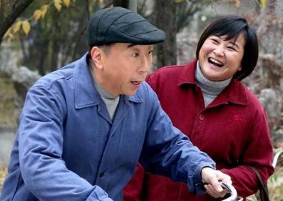 当年，贾玲打给冯巩:师父，我要拍一部电影，想请你客串，片酬不多，你看30万行吗？