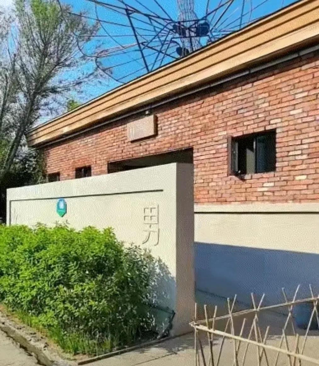 一个普通的小城市，
公厕搞这么豪华，
真的有必要吗？