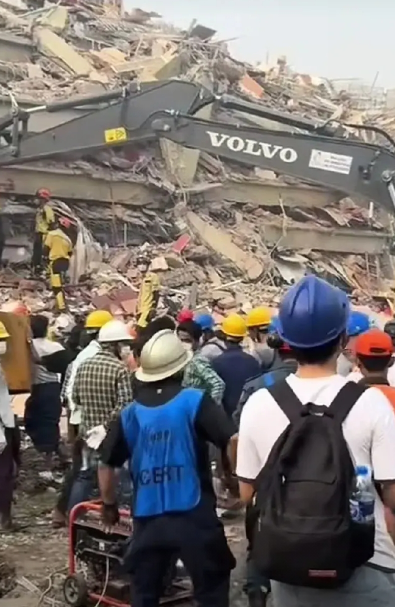 缅甸地震救援现场大概有四波人：

第一波是中国公羊救援队。他们身穿黄色队服，是一
