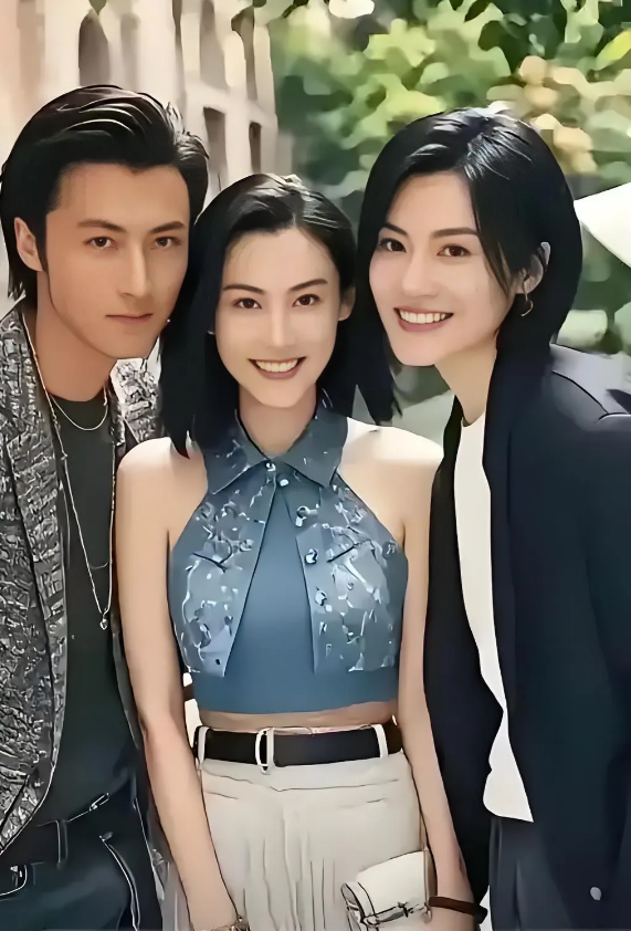 谢霆锋王菲中间的女孩是谁？她真的好幸运，能被两人靠在中间合照。不过她的气质一点不