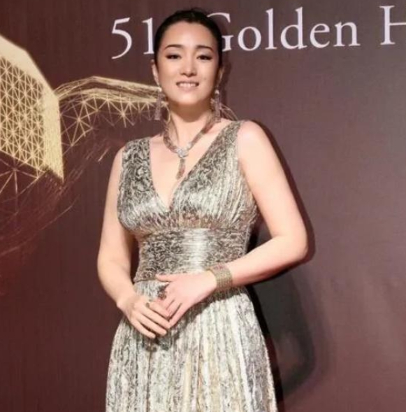 一次，主持人杨澜问巩俐：“你为什么要放弃中国国籍，加入新加坡国籍？难道你不想出来