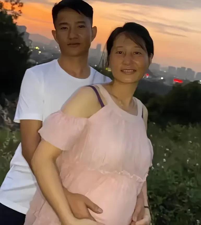 76年的姐姐和95年弟弟，相差19岁却幸福成家，还有俩娃。
现在网友啥大风大浪没