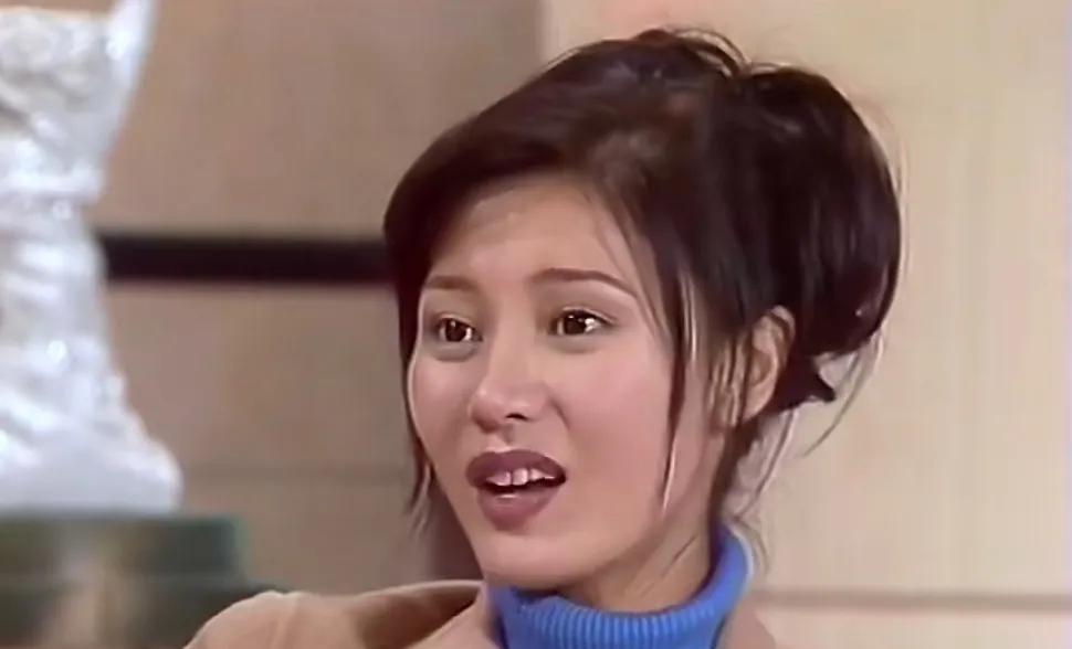 看到李嘉欣年轻时的这身打扮，终于明白有人说不明白李嘉欣长得那么美的一个人，为什么