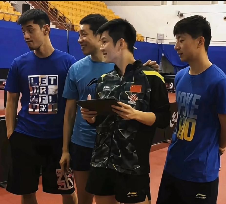 《国乒黄金一代同框！小胖C位拿板“授课”，龙蟒科站旁边，这画面爷青回》
刷到国乒