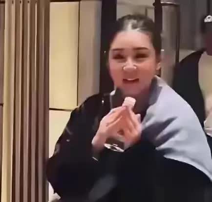 她曾经也是一个美若天仙的灵气女神范，如今从头到脚胖了一圈，都认不出来了，你能认出