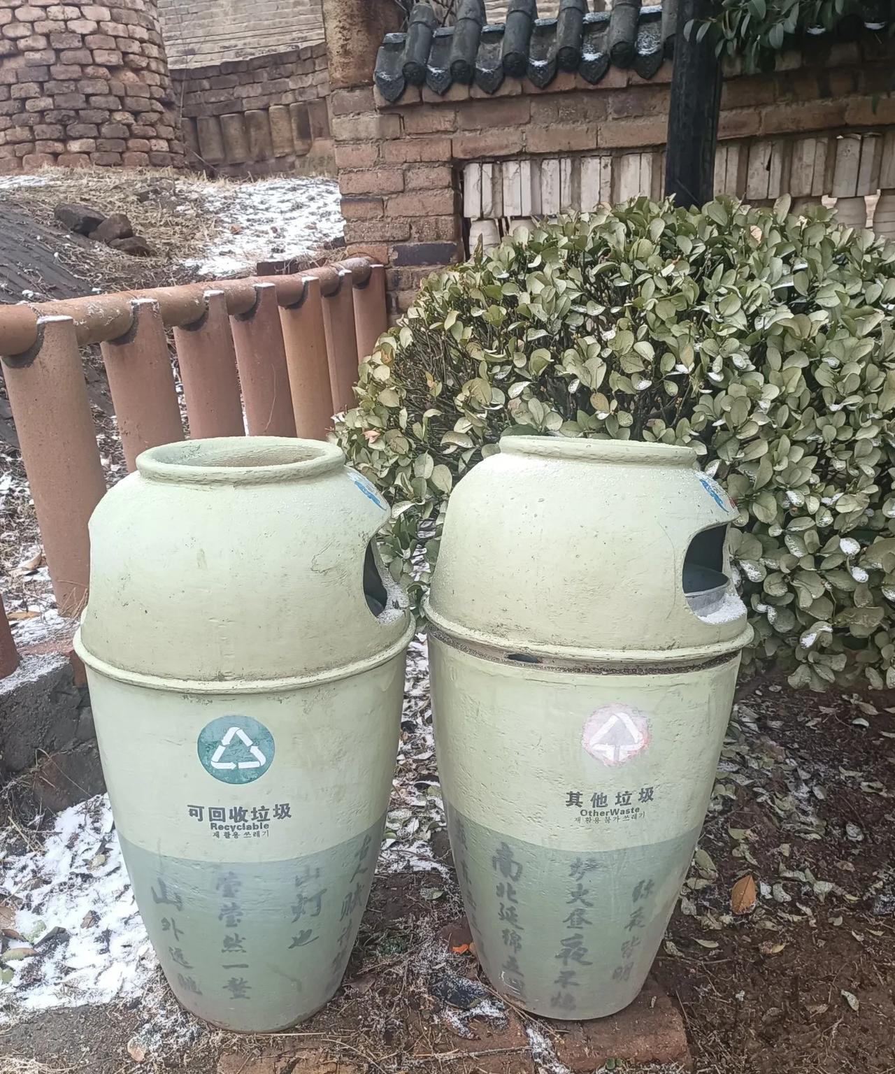 今天早上坐公交车算是让我见了坏人变老了的现场直播！
这个打扮时尚的老太婆上车以后