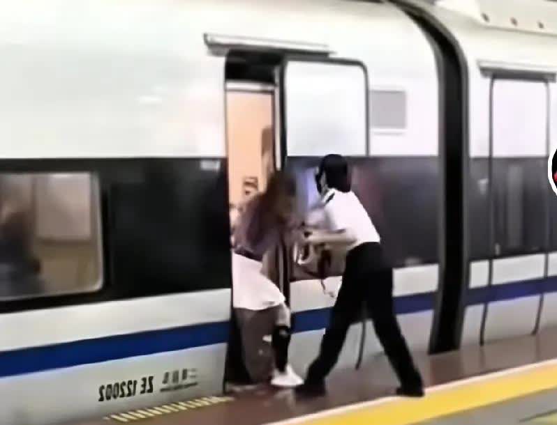 小仙女，你是怎么敢的呀？
近日，深圳北站某高铁即将发车，一43岁女子，为等迟到