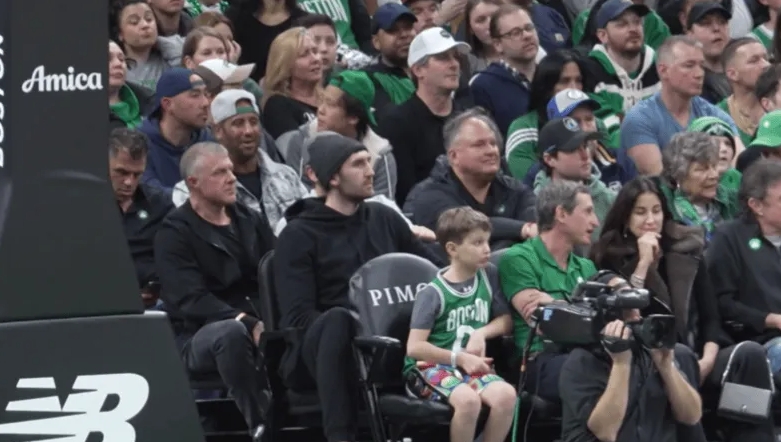 今日凯尔特人主场对阵猛龙的比赛中。
前凯尔特人球员卢克-科内特来到现场，并坐在场