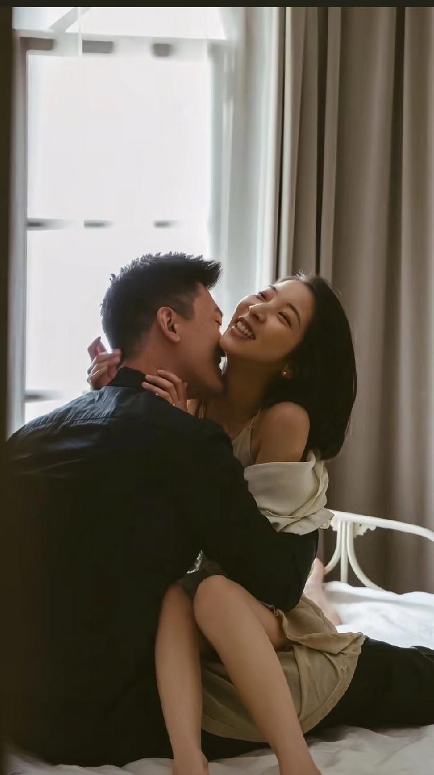 什么叫做爱
当一个男人越爱一个女人的时候
越能控制情绪
当一个女人越爱一个男人的