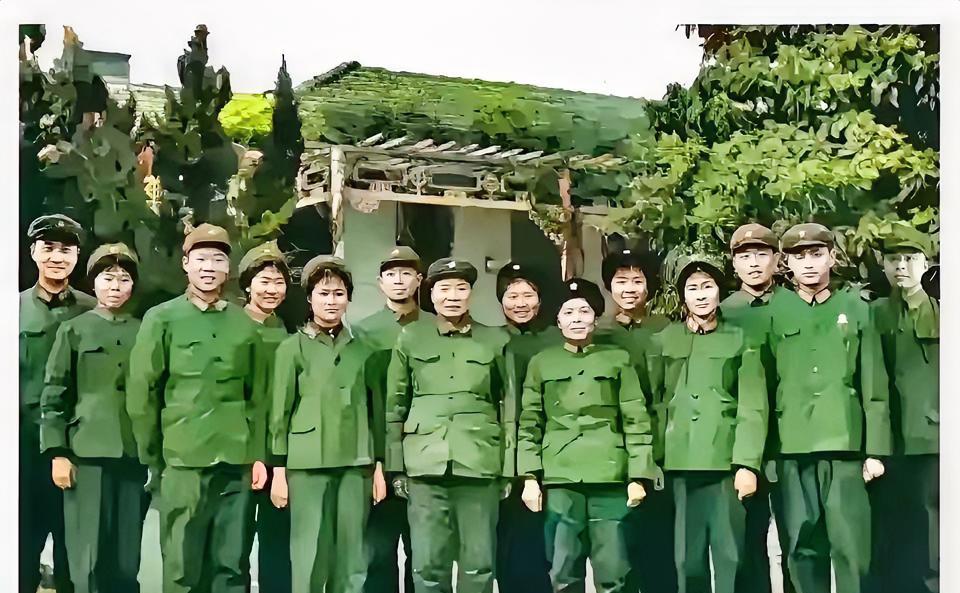 1981年，青岛市台西医院住了1位老干部——黄成，他的儿子、儿媳在身边照顾。几个