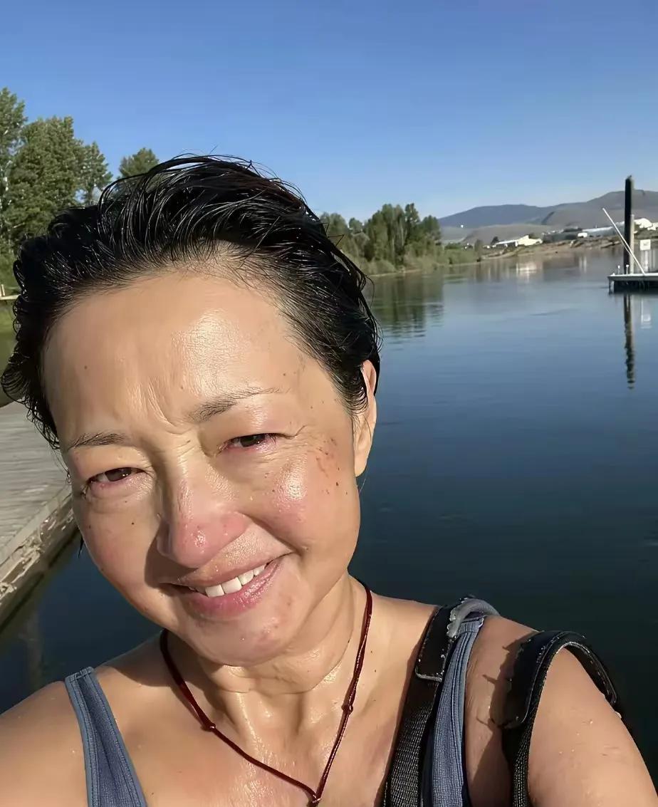 不知道黎明看到如今的李绮红，还会不会“中意”她呢？
55岁的李绮红已经尽显老态了