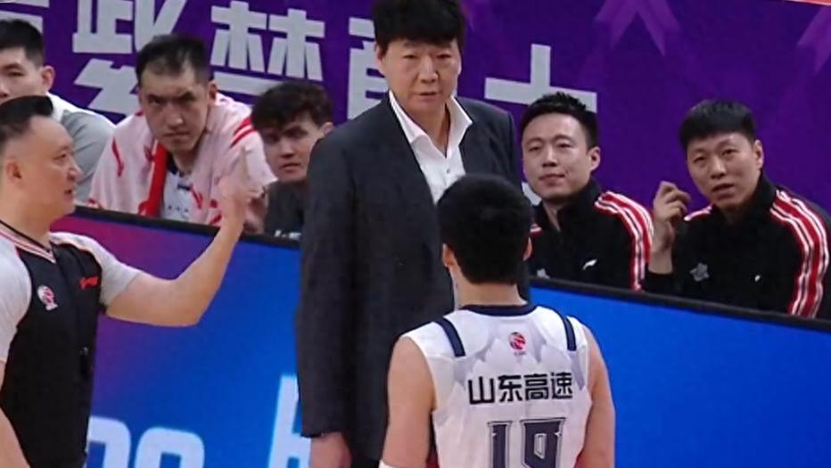 赛后风评：换上陈培东成吐槽重心，三点印证山东高速男篮为何输球