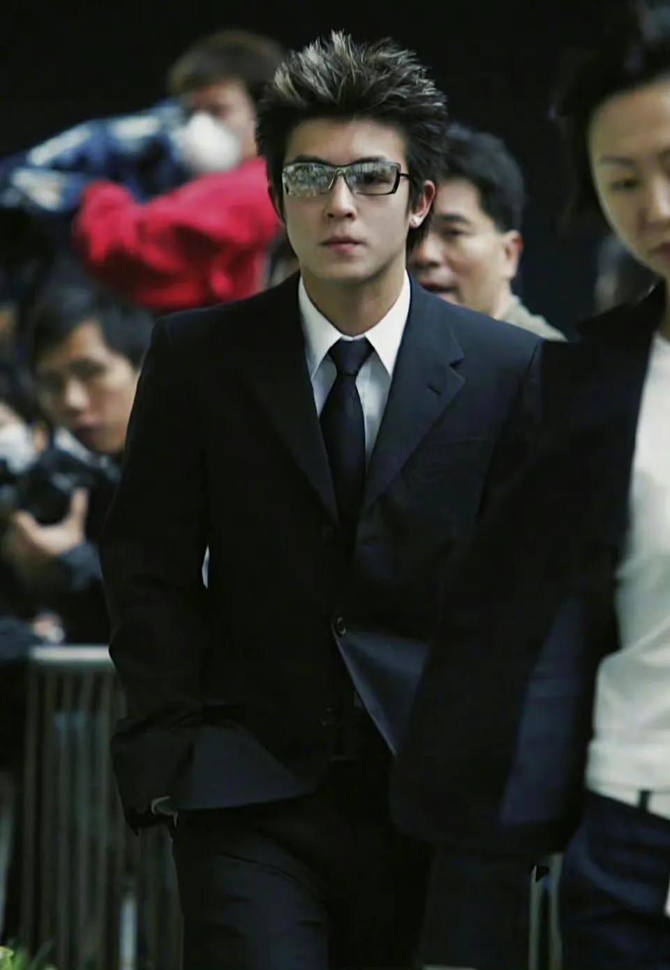 2003年张国荣葬礼上，巨星云集。 陈老师那张，真是帅啊！郭富城和谢霆锋在冠希哥
