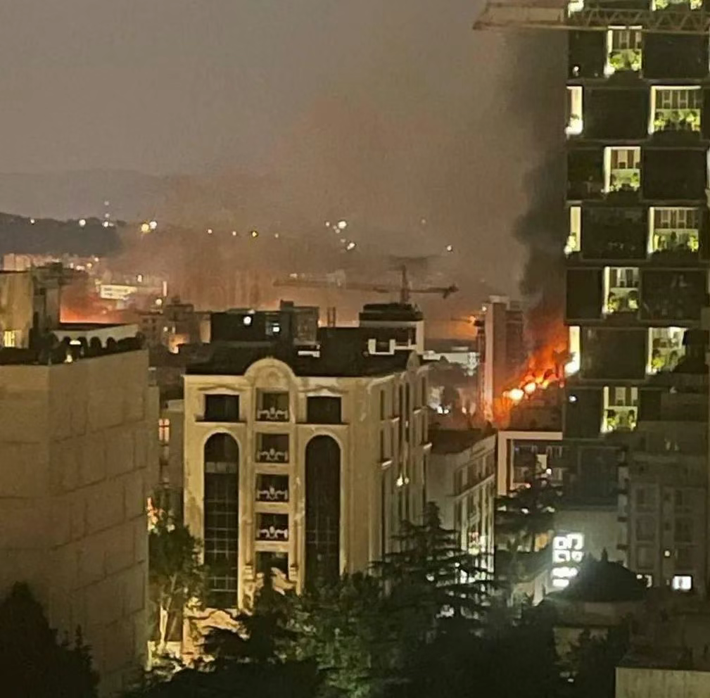 轰炸升级！中美俄英法等劝说无效，以色列轰炸重启，轰炸伊朗国防部总部、核计划总部和