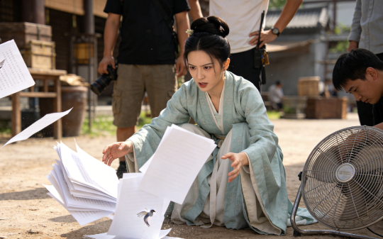 片场小花带资进组耍大牌，我当场摘下工作牌：通知资方，要么换掉她，要么我连同我的投资一起撤走