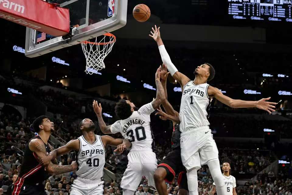 文班亚马统治力爆表！率队豪取5连胜，27分18板6助5帽，堪称全能战士