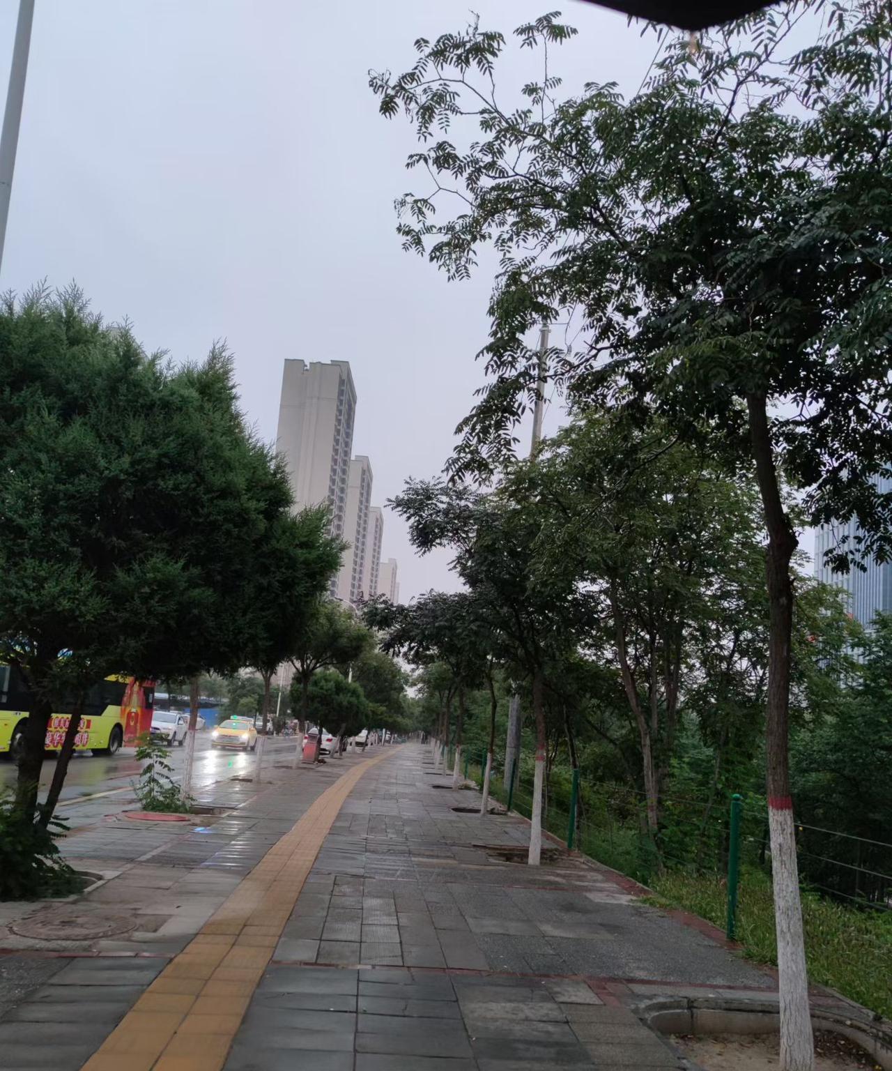 兰州小雨天，今早还有多少人，在坚持跑步？下雨天往往是休息天，不少人都懒床了，美美