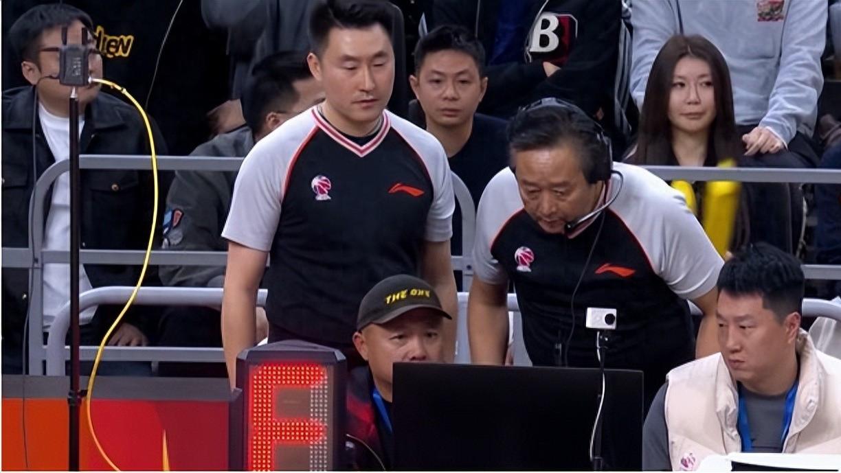 家政和约克踩线了？权威专家：裁判是业余的，球迷：两人都不踩线