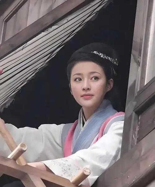 1979 年，饰演潘金莲的演员廖学秋去外面拍戏，和老公分别了六个月，她归心似箭，