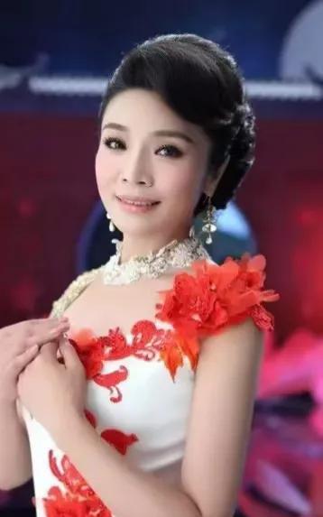 李丹阳，1965年生于四川成都，中国著名女高音歌唱家 。她毕业于西南大学和中国音