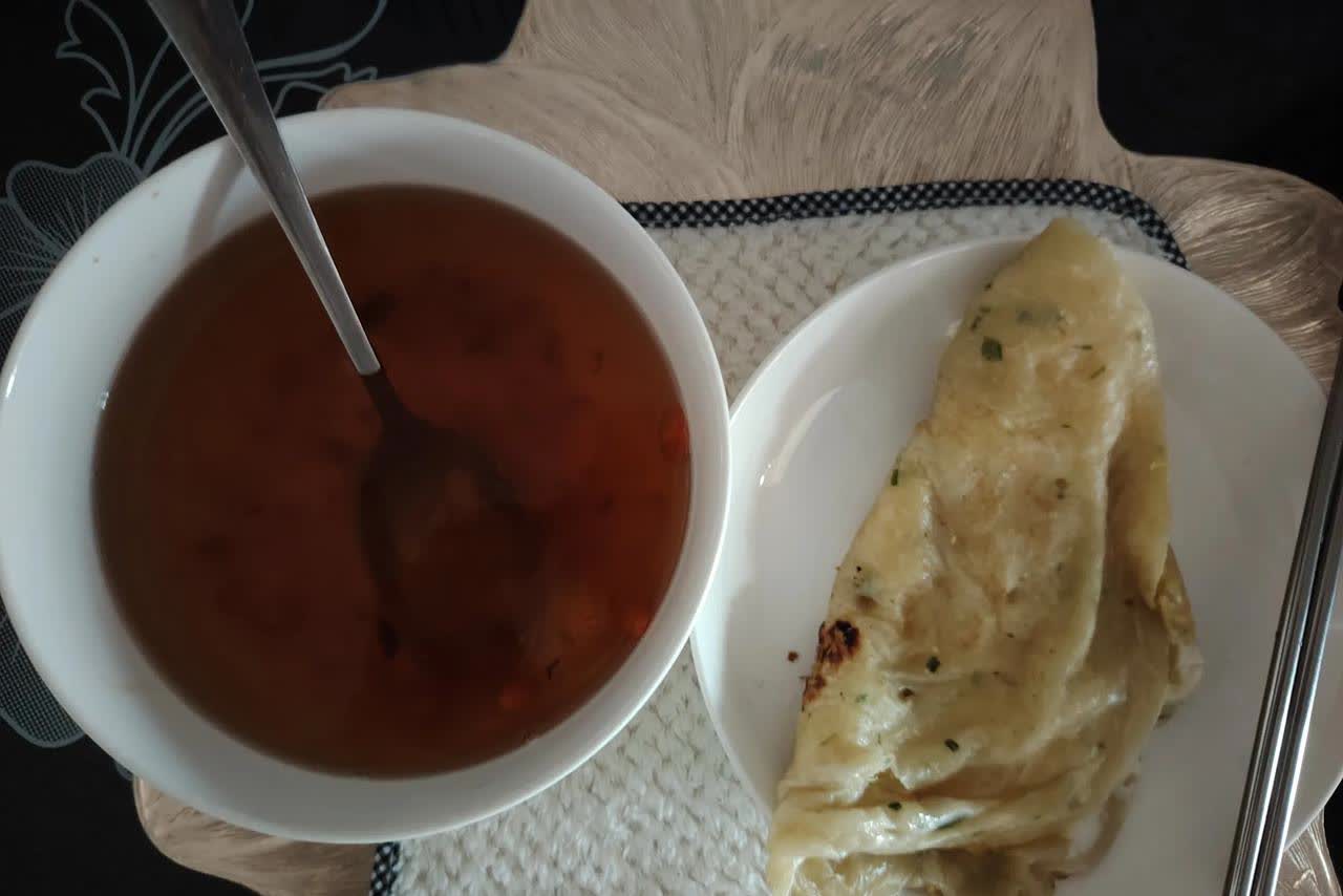 今日早上短暂的出了一会太阳，现在又天黑下大雨。天天下，天天下。呆在家里无所事事，