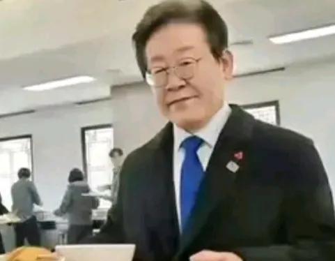 贫民总统和贵族总统就是不一样
就任韩国总统的第一天，李在明总统午餐是自己去端工作