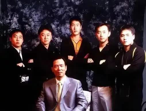 有谁认识他？
国乒最珍贵的一张合影，
教父蔡振华和他一手培养
出来的5个徒