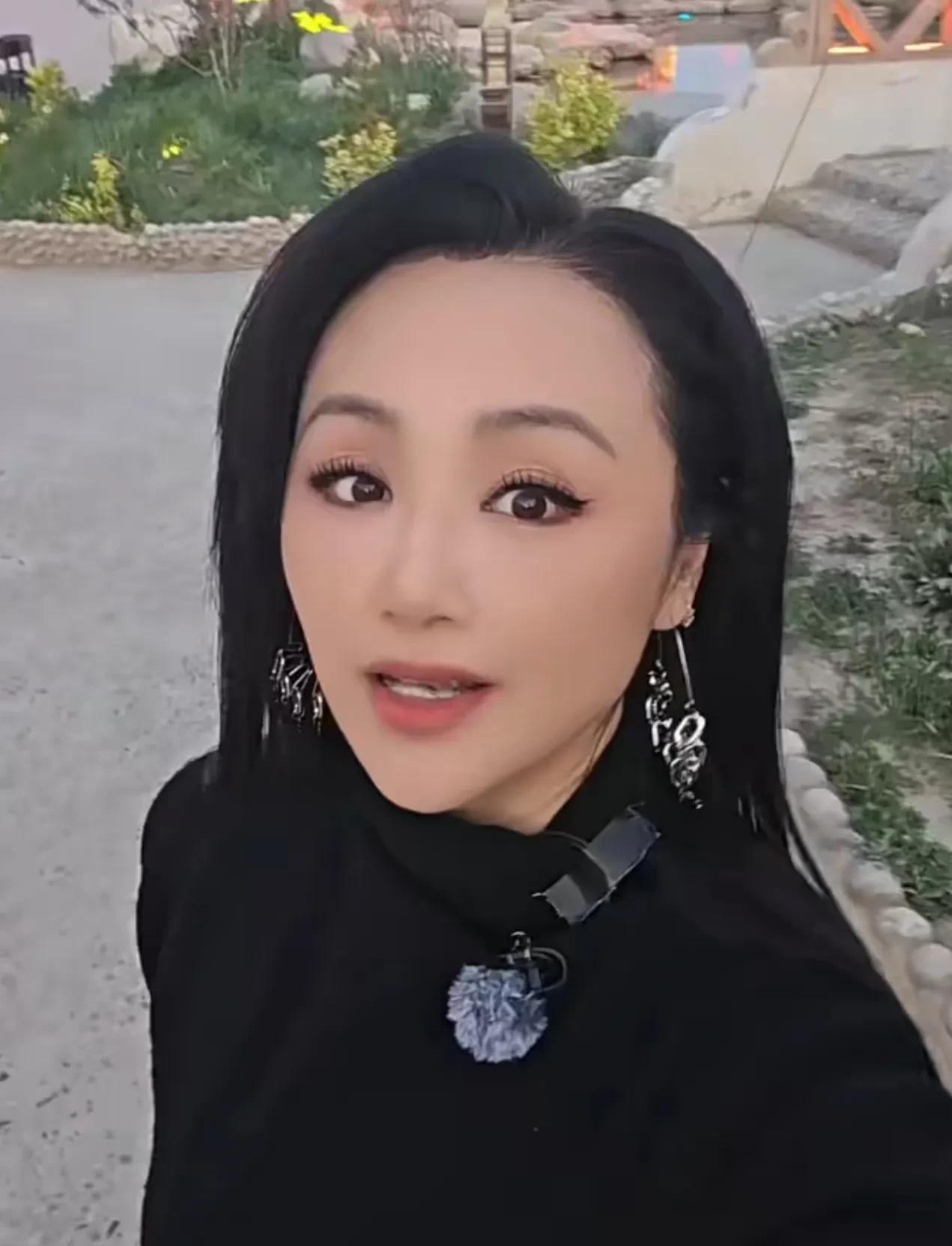 曹颖是有多不自信才把美颜开这么大的？
曹颖年轻时，容颜如花，也是一代美人，现在已