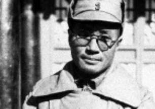 1945年深夜，一男子爬进了延安保育院的窑洞。突然，他拿出锋利的匕首，残忍地在刘