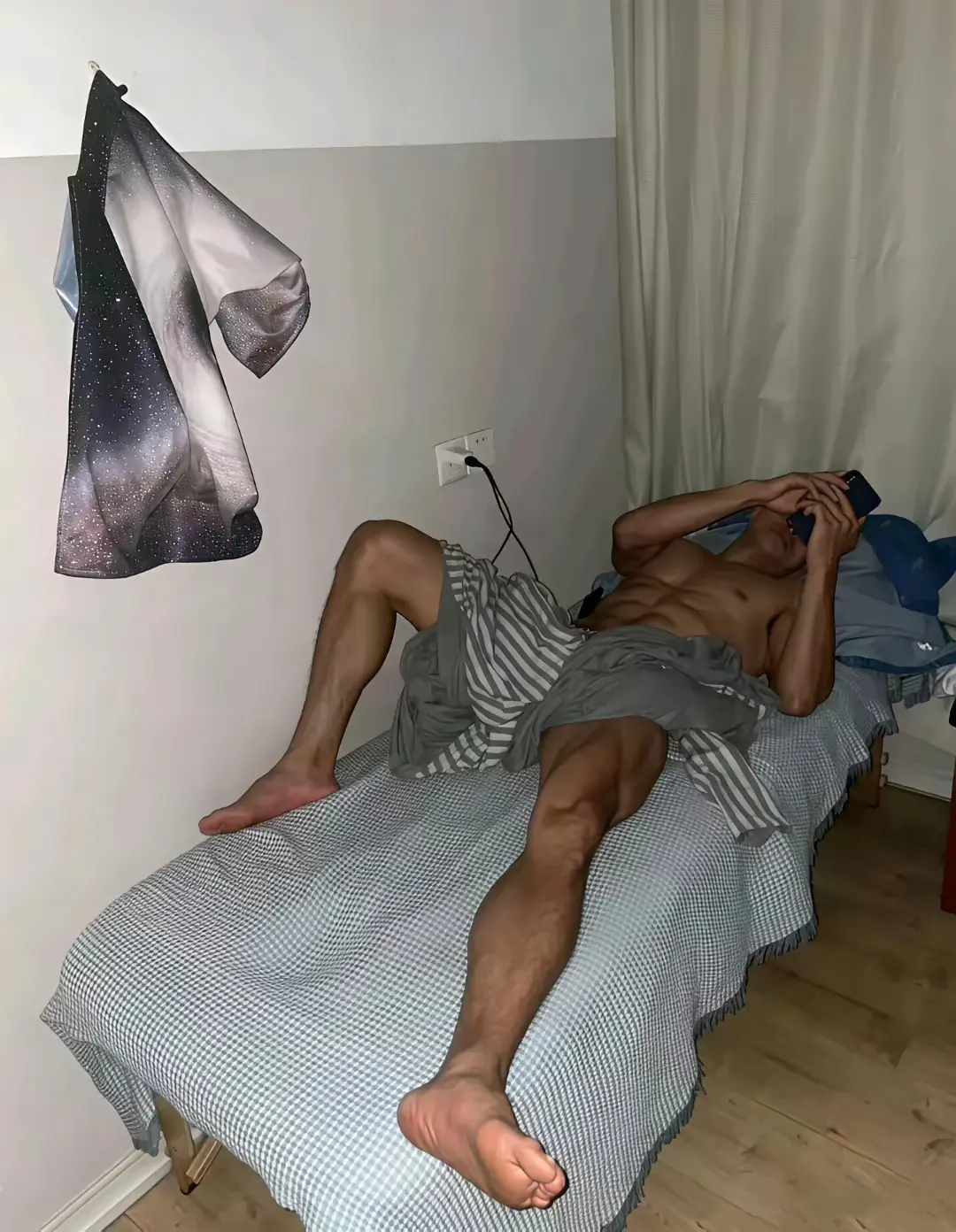这家伙不和我一起睡，非要自己搭个床。
