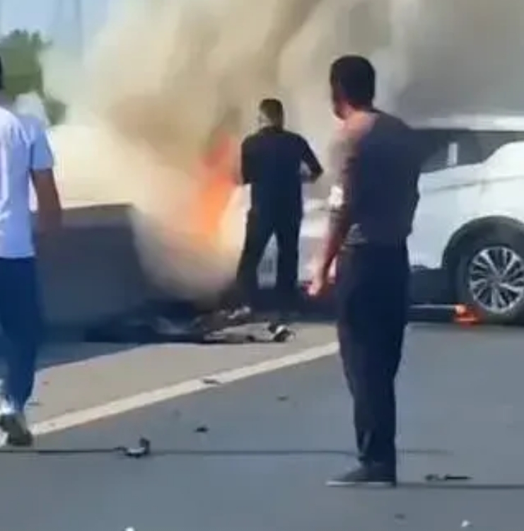 新能源车，一旦出现出现碰撞，十之八九都会迅速起火，甚至来不及反应就把车主困死在车